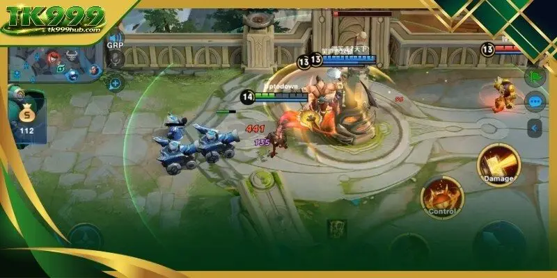 A hero selection screen showing the counter-synergy between different classes